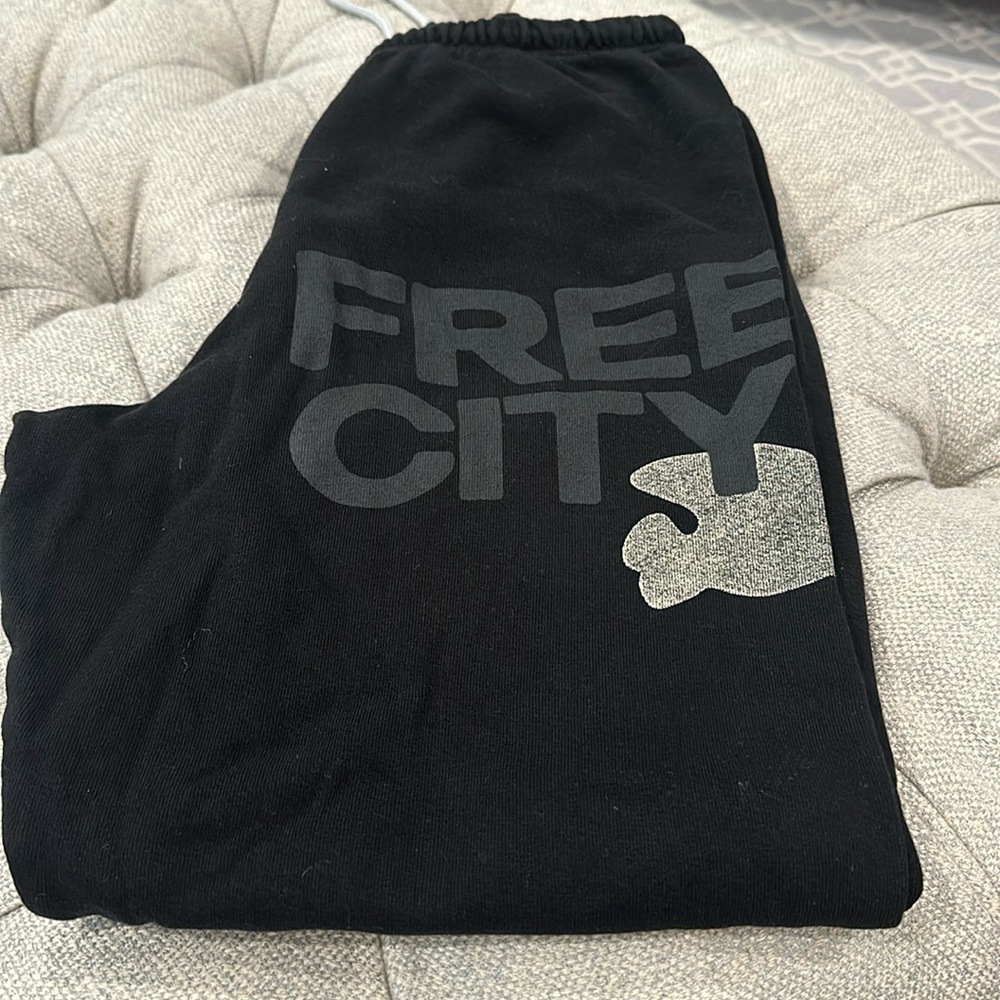 Women’s free city sweatpants in excellent condition